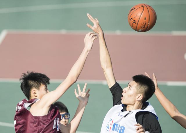《继父》将马基德·马基迪推上了国际影坛，获得了西班牙圣塞巴斯蒂安电影节评委会奖、国际儿童及青少年电影节评委会奖等众多奖项。